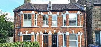 Cottage to rent in Hamilton Road, East Finchley N2