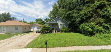 928 E 19th St, Lawrence, KS 66046