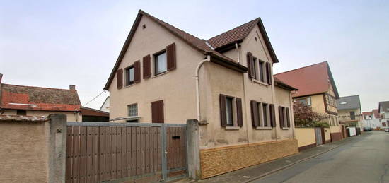 Solides Einfamilienhaus mit Halle und Innenhof in Riedstadt / Crumstadt