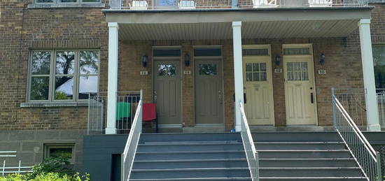 14, Avenue Dobie
                        Mont-Royal