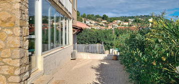 Beau rez de jardin T3 de 79 M² et jardin de 190 M² en rez de villa à Ollioules.