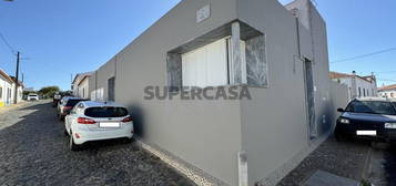 Moradia T3 c/suite, garagem, jardim, uma vista espetacular, Trigaches a poucos minutos do aeroporto!