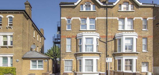 Flat to rent in Ferry Road, Teddington TW11