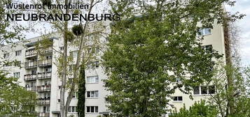 IM SÜDEN VON NB: RENOVIERTE VIER-RAUM-WOHNUNG MIT WOHLFÜHLBAD UND GROSSEM BALKON UND KELLERRAUM