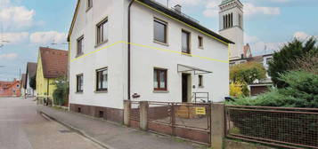 Sofort bezugsfreie, 3 Zimmer OG Wohnung + 1 ausgebautes DG Zimmer mit separatem WC, Garten + Garage