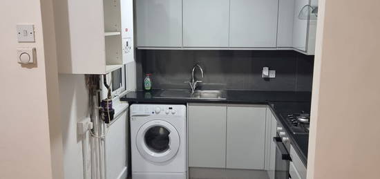 Flat to rent in Oak Crescent, London E16