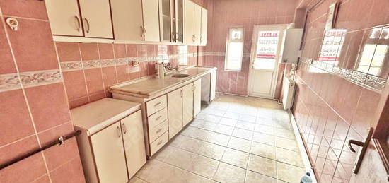 AYVALI SEVAL CADDESİ YANI_2+1_1.KAT KONUMU ALTI DAİRE ÖN CEPHEDE