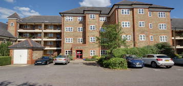 Flat to rent in Newsholme Drive, London N21