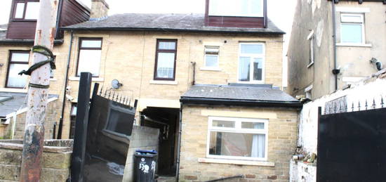 Terraced house to rent in Girlington Road, Bradford BD8