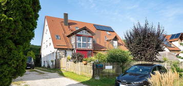 MÜNCHNER IG: CHALET-FEELING bietet diese helle 4-Zimmer-DG-Maisonette mit Kamin mit Blick ins Grüne