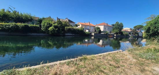 Charmante Maison à L'Isle-sur-la-Sorgue avec Piscine