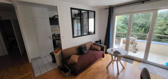 Appartement T2 de 49.5 m² équipé avec balcon, parking sécurisé et parc