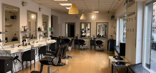 Friseurstühle zur Miete in einem modernen Friseursalon