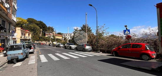 2 LOCALI A NAPOLI