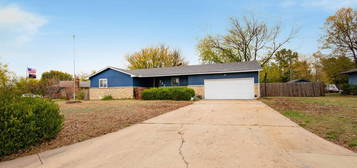 220 N Cedarwood Dr, Rose Hill, KS 67133