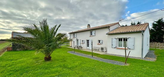 Maison à vendre en pierre rénovée, VIEILLEVIGNE (44)