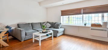 Flat to rent in West Byfleet KT14, West Byfleet,