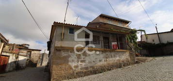 Moradia em granito situada numa aldeia típica com vistas desafogadas