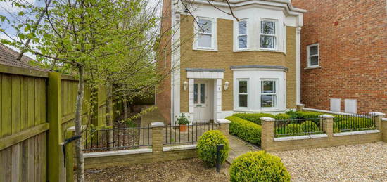 4 bedroom detached house