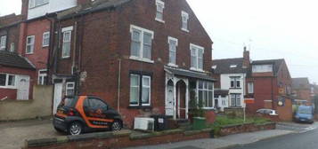 Flat to rent in Raynville Road, Bramley, Leeds LS13