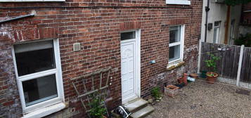 Flat to rent in College Grove Road, College Grove, Wakefield WF1