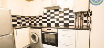 Flat to rent in Priory Street, Bedford MK40