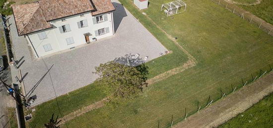 Villa in bifamiliare con ampio giardino a Fidenza