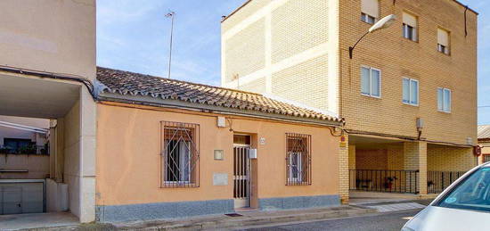 Casa adosada en calle De Galicia, Casetas, Zaragoza