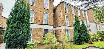 Flat to rent in The Greenway, Cowley, Uxbridge UB8