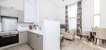 Flat to rent in Trevanion Road, London W14