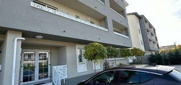 apartament  3 camere + curte+loc parcare