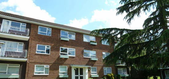 Flat to rent in Meadow Court, Rosebank, Epsom, Surrey KT18