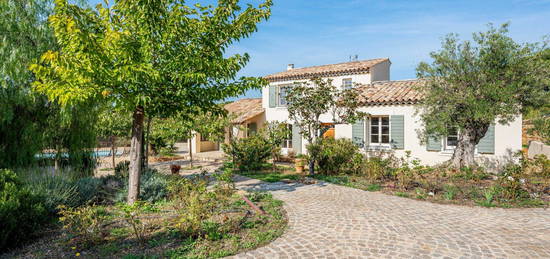 MAISON SUR DEUX NIVEAUX AU CALME