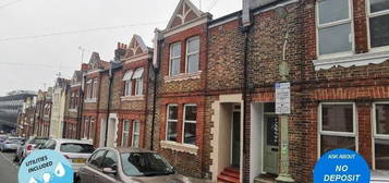 Terraced house to rent in White Street, Brighton BN2