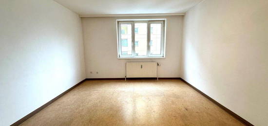 2-Zimmer-Wohnung mit extra Küche (ohne Möblierung) | U6 Dresdner Straße