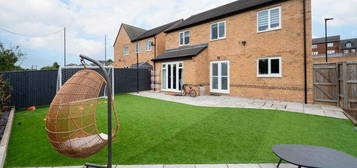 5 bedroom detached house