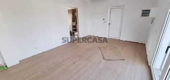 Apartamento T2 com jardim para venda no Algoz, em Silves.