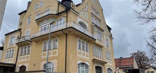 Frisch sanierte Wohnung mit großzügigem Balkon in zentraler Lage von Traunstein!