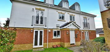 Flat to rent in Basildon Close, Watford WD18