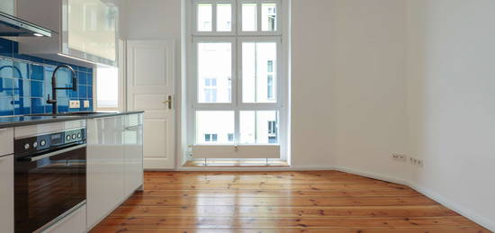 Live in the heart of Berlin! Top renovated and beautifully furnished aprt with old building charm