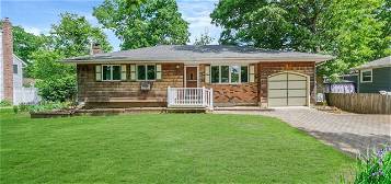 275 Russell Ave, Holbrook, NY 11741