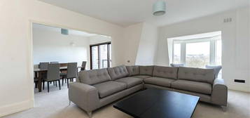 Flat to rent in Park Road, St. John's Wood NW8