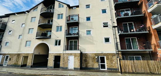 Flat to rent in Lower Canal Walk, Southampton SO14