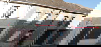 Deux maisons, deux garages, une cour sur l'arrière