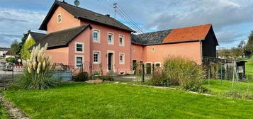 Charmantes Bauernhaus mit Nebengebäuden und schönem Garten.