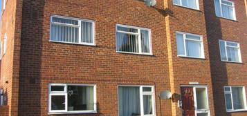 Flat to rent in Woodlawn Street, Whitstable CT5