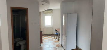 Apartament 3 camere decomandat etaj 3 zona Bucovina