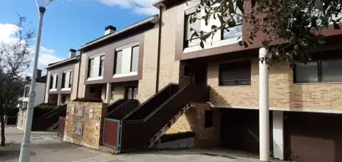 Casa adosada en calle de Bidepea