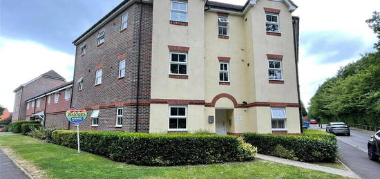 Flat to rent in Woodland Walk, Aldershot, Hampshire GU12