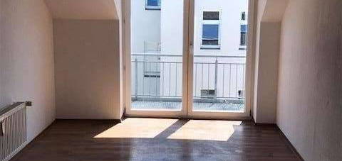 Kompakte Hinterhaus DG 2-Zimmer mit Laminat, Balkon und Wanne in zentraler Lage!